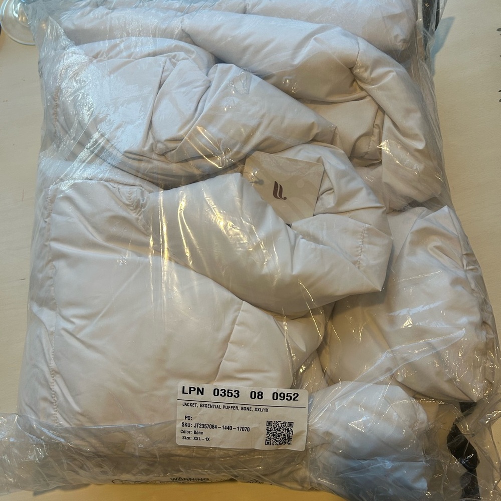 NWT Fabletics Women's Puffer Jacket - Picture 3 of 3